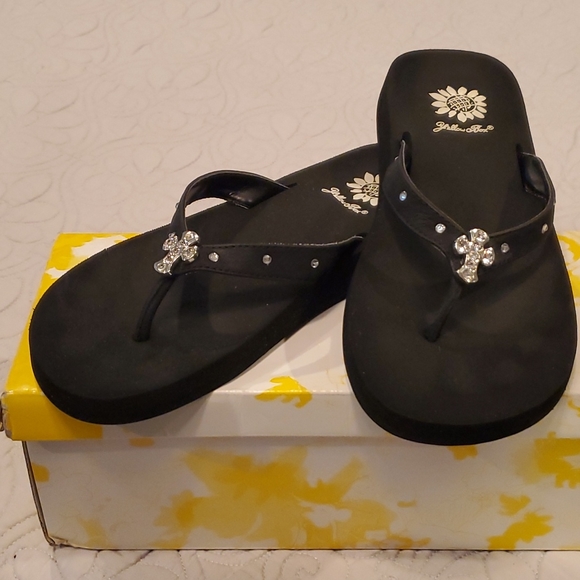 Yellow Box Black Cross Flip Flops size 6 - Picture 7 of 7